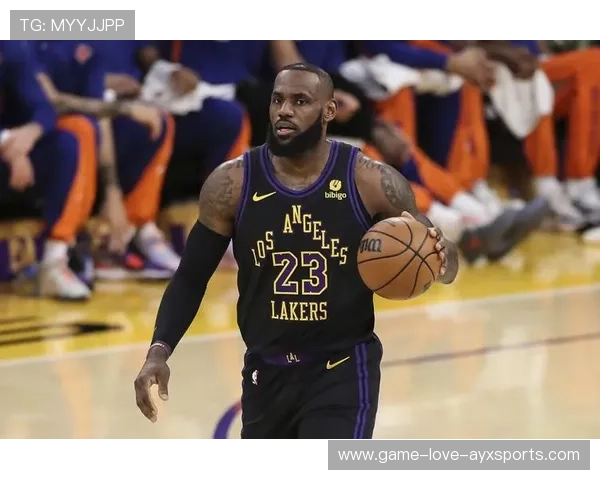 詹姆斯大号三分稳稳得手，湖人扩大分差